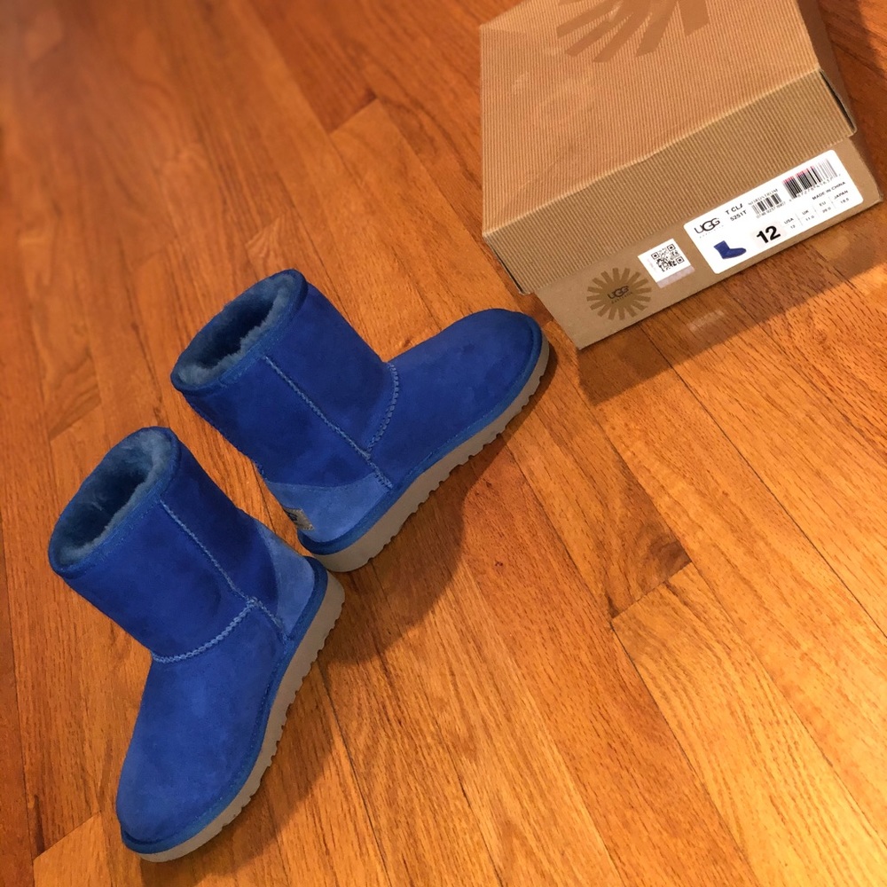 Toddler Girl Classic Short Ugg Boots - Picture 7 of 8